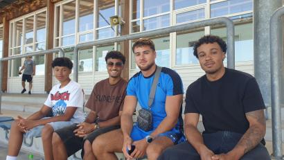 Bild: mr
Der deutsche Nationalspieler Nene Brown (Zweiter von links) mit ein paar Kumpels am Samstagnachmittag auf der Tribüne des Schwarzenfelder Sportparks.