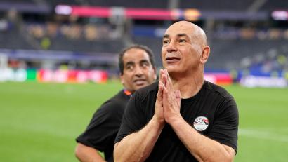 Bild: Tony Gutierrez/AP/dpa
Könnte Ärger mit der FIFA bekommen: Ägyptens Trainer Hossam Hassan.
