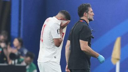 Bild: Eric Gay/AP/dpa
Der neue Bayern-Profi Ismael Saibari musste verletzt raus.