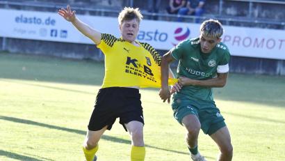 Bild: Hubert Ziegler
Trikottest von Kapitän Jonas Schwindl (rechts) von der DJK Gebenbach bei Jannik Meier (links) vom FC Amberg.