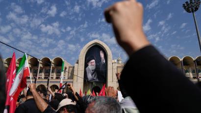 Bild: Altaf Qadri/AP photo/dpa
Für Chameneis Anhänger und die iranische Führung ist die Staatstrauer zugleich Abschied und Demonstration politischer Geschlossenheit.