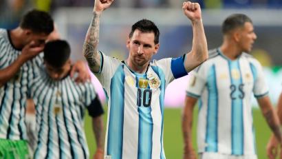 Bild: Rebecca Blackwell/AP/dpa
Messi jubelte - aber erst nach einem harten Stück Arbeit und einer Verlängerung gegen Kap Verde.