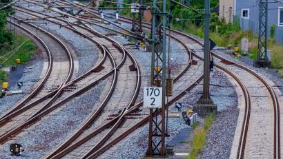 Bild: Jens Büttner/dpa
Das Bundesverkehrsministerium hatte in den Haushaltsverhandlungen auf mehr Geld für Neu- und Ausbauprojekte bei der Bahn gedrängt. (Archivbild)