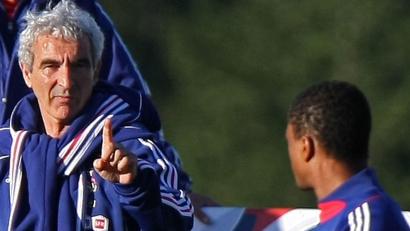 Bild: picture alliance / dpa
Frankreichs früherer Nationaltrainer Raymond Domenech bei der WM 2010. (Archivbild)