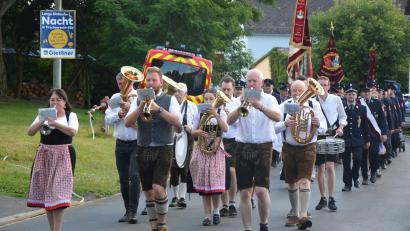 Bild: Josef Rosner
Mit einem kurzen Festzug, angeführt von der Stadtkapelle Mitterteich, zogen die zehn Vereine vom Gerätehaus in die Ortsmitte.