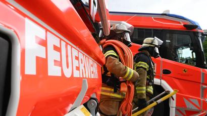 Bild: Bernd Weißbrod/dpa
Feuerwehrleute löschen die Flammen in der Dachgeschosswohnung. (Symbolbild)