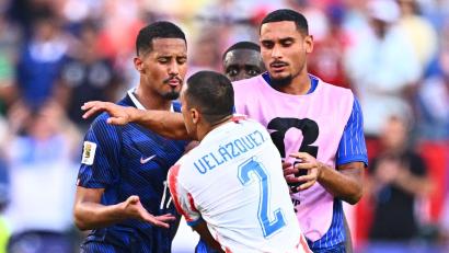 Bild: Tom Weller/dpa
Wortgefechte und Rudelbildung: Zwischen Paraguay und Frankreich ging es heiß her.