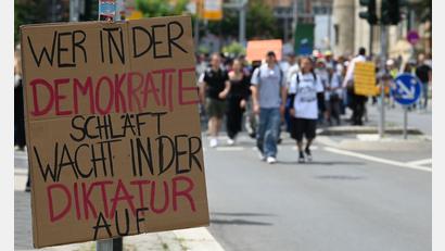 Bild: Heiko Rebsch/dpa
Über 30.000 Menschen beteiligten sich an Protesten gegen AfD-Parteitag.