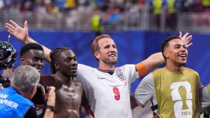 Bild: Mike Stewart/AP/dpa
Das englische Team um Kapitän Harry Kane feiert nach Siegen bei der WM mit den Fans zum Oasis-Song „Wonderwall“. (Archivbild)