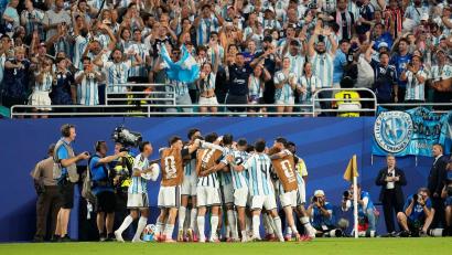 Bild: George Walker IV/AP/dpa
Argentinien jubelt: Gegen Kap Verde reichte es zu einem 3:2 nach Verlängerung.