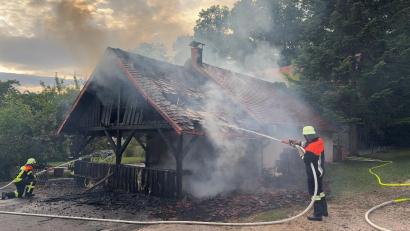 Bild: Polizeiinspektion Sulzbach-Rosenberg
Ein defekter E-Bike-Akku hat einen Brand in einer Doppelgarage mit angrenzendem Holzanbau in Mimbach ausgelöst. Die Feuerwehren verhinderten Schlimmeres.