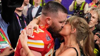 Archivbild: John Locher/AP/dpa
Kennengelernt haben sich Swift und Kelce 2023.