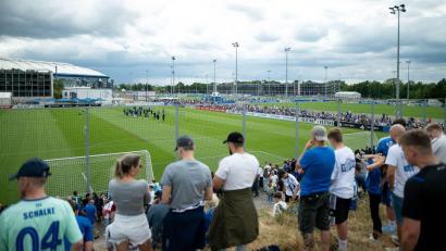 Bild: Fabian Strauch/dpa
3.700 Fans verfolgten den Trainingsauftakt auf Schalke.