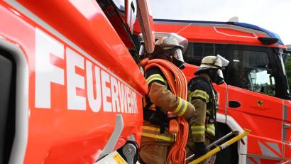Bild: Bernd Weißbrod/dpa
Die Feuerwehr konnte den Mann nur noch tot aus der Wohnung bergen. (Symbolbild)