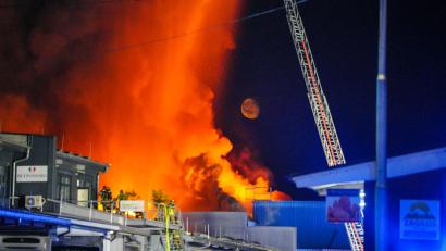 Bild: Enrique Kaczor/dpa
Einsatzkräfte der Feuerwehr bekämpfen einen Brand in einem Gewerbegebiet in Stuttgart.