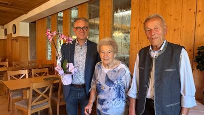 Bild: Gerhard Eckl
Bürgermeister Hermann Böhm überbrachte Betty und Helmut Eckl die Glückwünsche der Gemeinde Poppenricht und des Gemeinderats zur Gnadenhochzeit.