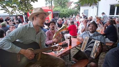 Bild: ise
Die Schirmitzer Wadlbeißer Thomas und Michael Ziegler sowie Andreas Melischko (von links) spielen beim Weinfest urig auf.