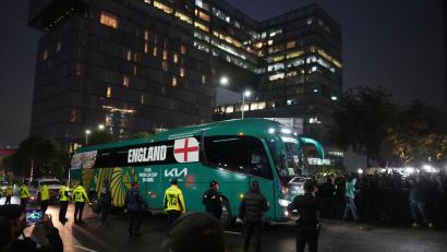 Bild: Eduardo Verdugo/AP/dpa
Das Teamhotel der Engländer war ein Anziehungspunkt.