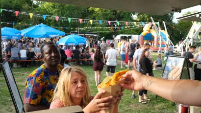 Bild: Rudolf Hirsch
Die Fish&Chips-Portionen aus dem Fisch-Truck waren beim Street-Food-Festival im Schwandorfer Stadtpark gefragt.