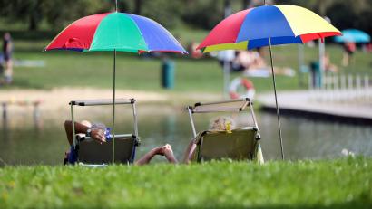 Bild: Thomas Warnack/dpa
Lupenreines Badewetter - laut DWD zum Start in die neue Woche aber nur im Südwesten. (Symbolbild)