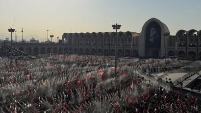 Bild: Altaf Qadri/AP/dpa
Mehrere Zeremonien für Chamenei sind geplant.