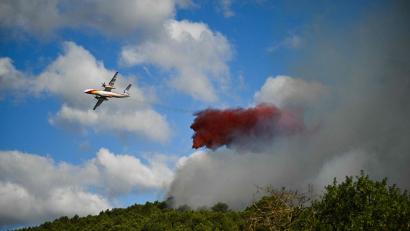 Bild: Lionel Bonaventure/AFP/dpa
Wegen der Waldbrände sollen Zuschauer nicht zur Tour-Etappe kommen (Archivbild).