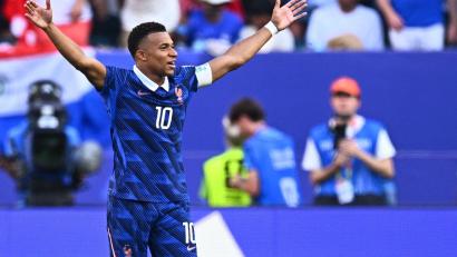 Bild: Tom Weller/dpa
Am Ende der lachende Gewinner: Kylian Mbappé schießt Frankreich zum Sieg.