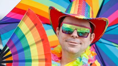 Bild: Thomas Banneyer/dpa
In Regenbogen-Farben nimmt Martin an der Parade zum Christopher Street Day in Köln teil.