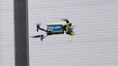 Bild: Christian Charisius/dpa
Mit einer Polizeidrohne suchten die Beamten nach den Unbekannten. (Symbolbild)