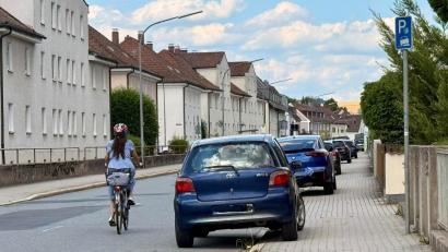 Bild: Gabi Schönberger
Fußgänger haben es hier mitunter schwer, an den parkenden Autos vorbeizukommen. In der Straße Hammerweg in Weiden – zwischen Dr.-Martin-Luther-Straße und Kantstraße – sollen Pkw künftig alternierend auf der Straße parken.