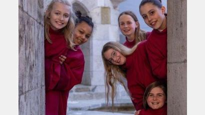 Bild: Chormanagement Domspatzen
Der Domspatzen Mädchenchor aus Regensburg tritt in der Basilika St. Martin in Amberg auf.