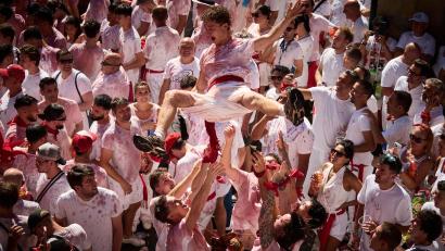 Bild: Eduardo Sanz/EUROPA PRESS/dpa
Ausgelassen feiern die Menschen  kurz vor dem Chupinazo beim San-Fermín-Fest 2026 auf der Plaza del Ayuntamiento. Der Chupinazo  ist der offizielle Beginn der San-Fermín-Feierlichkeiten,