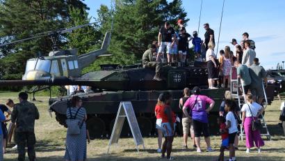 Bild: Paul Böhm
Gut besucht war immer die Fahrzeugschau der Bundeswehr auf dem Volksfestplatz in Hohenfels