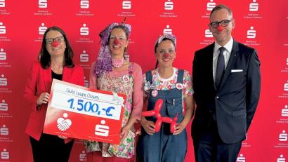 Bild: Sparkasse Amberg-Sulzbach
Die Gute Laune Clowns mit Vorstandsvorsitzendem Thomas Pickel (rechts), Julia Jakuttis alias Rosa Würschtel, Judith Gleixner alias Coco Schlupfhupf und Vorstandsmitglied Sonja Kalb (links).