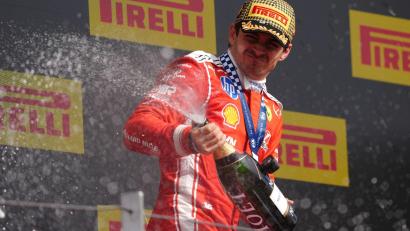 Bild: Jacob King/PA Wire/dpa
Charles Leclerc verspritzt den Sieger-Schampus.