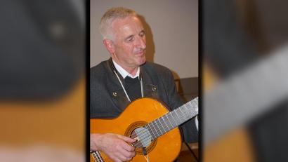 Bild: Konrad Rosner
Josef Triebenbacher, der Pfarrer mit der Gitarre, feiert Goldenes Priesterjubiläum.
