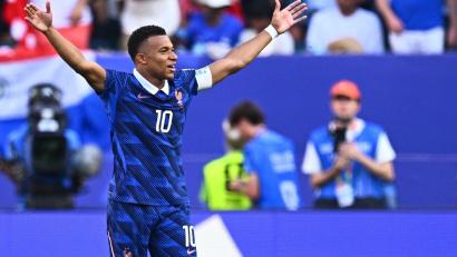 Bild: Tom Weller/dpa
Am Ende der lachende Gewinner: Kylian Mbappé.
