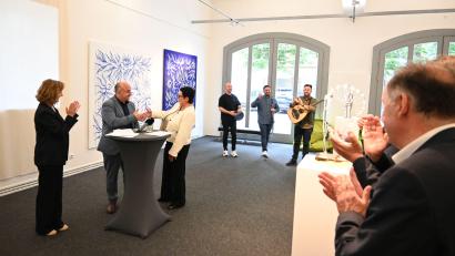 Bild: Simon Hauck, Stadt Amberg  
Trikalas Bürgermeister Nikos Sakkas (Zweiter von links) und Ambergs 2. Bürgermeisterin Birgit Fruth (Dritte von links) beim Empfang im Stadtmuseum Amberg anlässlich der 25-jährigen Städtepartnerschaft.