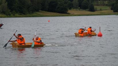 Bild: Elfriede Weiß
Paddelspaß am Eixendorfer Stausee: Jeweils zwei Teams rudern gegeneinander um die Boje herum und zurück zum Ufer.
