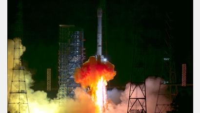 Bild: Cai Yang/XinHua/dpa
Chinas Tianwen-2-Sonde hob vergangenes Jahr an Bord einer Langer-Marsch-3B-Trägerrakete ab. Nun hat sie ihr Ziel erreicht. (Archivbild)