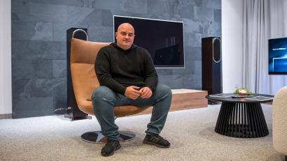 Bild: Daniel Vogl/dpa
Loewe-Chef Aslan Khabliev. (Archivbild)