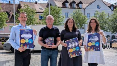Bild: Mirko Streich 
Bürgermeister Hans-Peter Schärl (2.v.l.), Geschäftsleiter Markus Bergauer (1.v.l.), Stadtmarketingmanagerin Stefanie Süß (1.v.r.9 und Museumsleitung Birgit Plößner (2.v.r.) freuen sich auf die erste Kultur- und Einkaufsnacht in Tirschenreuth