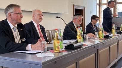 Bild: Marianne Moosburger
In der ersten Gesprächsrunde diskutierten Johannes Singhammer, Bundesvizepräsident a. D., Dr. Egils Levits aus Lettland, Oberrabbiner Pinchas Goldschmidt, Bundestagsmitglied Susanne Hierl (von links) diskutierten "Die Religionsfreiheit als Wertegrundlage des demokratischen Verfassungsstaates“. Am Pult spricht Morderator Notar Dr. Lovro Tomasic