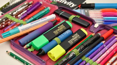Bild: Petra Hartl
Wo liegt die "Vape"? Im Federmäppchen der Schüler sind E-Zigaretten und Vapes kaum von Stiften oder Textmarkern zu unterscheiden. Die E-Zigarette hier ist schwarz und liegt oben in der Mappe quer.
