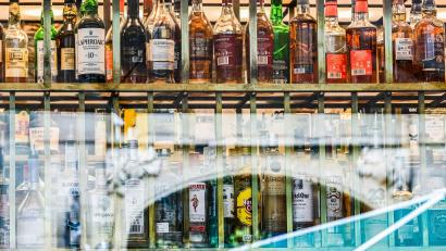 Bild: Jens Kalaene/dpa
Spirituosen wie Rum, Wodka und Korn dürften Anfang 2027 spürbar teurer werden.