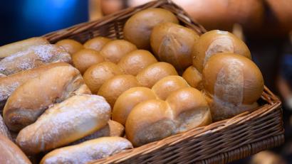 Bild: Robert Michael/dpa
Frische Brötchen gibt es auch sonntags - dann dürfen Bäckereibeschäftigte bislang aber nur drei Stunden arbeiten.