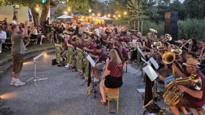 Bild: mab
Ein musikalischer Hochgenuss dieses Wochenendes in der Steiermark: Der Auftritt der Musikkapelle Schwarzenfeld beim bekannten Teichfest in Gersdorf.