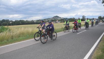 Bild: Ernst Frischholz
Der Parkstein im Rücken. Christina Kircher und Barbara Mädl (von rechts) geben die Schlagzahl für die Gruppe bei der diesjährigen Landkreis-Radltour vor.