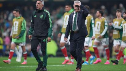 Bild: Moises Castillo/AP/dpa
Aguirre (rechts) übergibt das Traineramt wie geplant an Mexiko-Ikone Márquez.