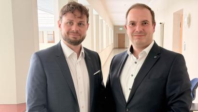 Bild: Gabi Schönberger
Die beiden neuen an der Spitze der Kliniken Nordoberpfalz AG: Vorstand Ralph Junghans (rechts) und Klinikdirektor Tim Egger.